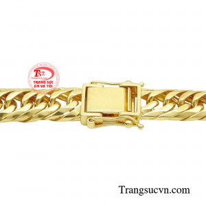 Dây chuyền bản mắt xích dày sẽ là điểm phá cách hoàn hảo, cân bằng sự trẻ trung, sành điệu với vẻ lịch lãm vốn có của phái mạnh.