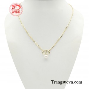 Dây chuyền ngọc trai đẳng cấp được gia công tỉ mỉ từ chất liệu cao cấp, mang đến vẻ ngoài sang trọng, tinh tế.