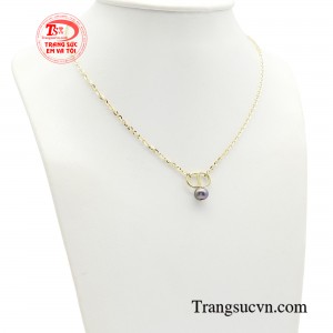 Ngọc trai đen, với sự bí ẩn, mạnh mẽ và kiêu kỳ, tạo nên một vẻ đẹp quyến rũ đầy mê hoặc.