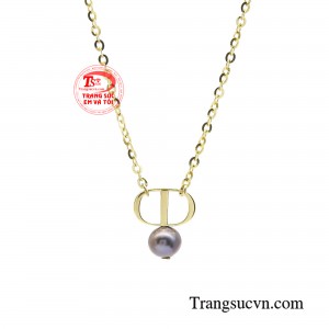 Nó không chỉ là món trang sức làm tôn lên vẻ quý phái cho người đeo mà còn giúp tạo ra sự thân thiện, dịu dàng và dễ mến