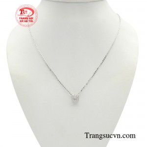 Dây chuyền nữ tính phong cách với kiểu dáng trẻ trung, xinh xắn, được thiết kế dựa trên gu thẩm mỹ tinh tế, chiếc dây chuyền dễ dàng chinh phục phái đẹp. 