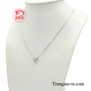 Không những vậy chiếc dây chuyền còn mang phong thái kiêu sa, độc lập giúp các quý cô thêm tỏa sáng và cuốn hút. 