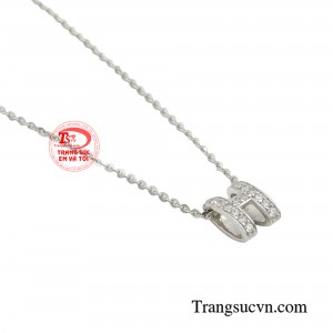 Mỗi quý cô đều có thể nổi bật hơn trong chiếc dây chuyền được chế tác từ vàng trắng 18k đính đá Cz tỏa sáng nét tự tin, tràn đầy năng lượng.
