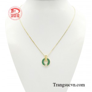Dây chuyền nữ vàng cuốn hút là điểm nhấn đắt giá cho những nàng yêu thích sự thanh lịch và đẳng cấp.