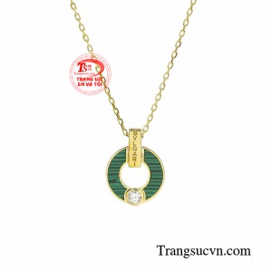 Với thiết kế này, nàng có thể dễ dàng phối hợp cùng nhiều phong cách, từ chốn công sở bận rộn hay các buổi hẹn hò cùng bạn bè.