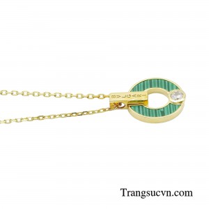 Chiếc dây chuyền sẽ là trợ thủ đắc lực trong mọi dịp, nhất là buổi họp quan trọng hay những buổi hẹn hò ở không gian sang trọng, lãng mạn.