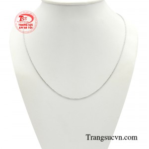 Dây chuyền thanh lịch vàng trắng có thiết kế dây trơn tinh tế, với các đường nét tinh giản mang hơi hướng hiện đại, thời thượng, dễ dàng thu hút mọi ánh nhìn.