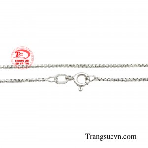Kiểu dây chuyền này có thể phù hợp với nhiều phong cách và trang phục khác nhau, giúp bạn luôn nổi bật nhưng vẫn giữ được nét đẹp tinh tế và thanh lịch.