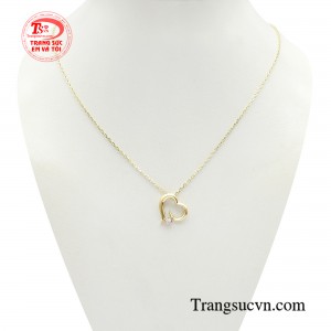 Dây chuyền trái tim kiêu sa với thiết kế tinh tế tạo nên điểm nhấn thu hút, mang lại cho nàng ánh nhìn ngọt ngào, sang trọng và đầy rạng rỡ.