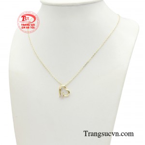 Nếu bạn là cô gái yêu thích sự trẻ trung, sang trọng cùng mong muốn ghi dấu ấn thanh lịch mỗi ngày, đừng bỏ lỡ mẫu dây chuyền này.