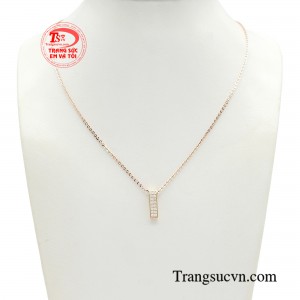 Dây chuyền vàng hồng cá tính là lựa chọn hoàn hảo cho những cô nàng sở hữu phong cách nữ tính và phóng khoáng. 