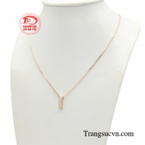 Không cầu kỳ nhưng đủ tạo sự chú ý, chiếc dây chuyền dường như phù hợp với mọi đối tượng và luôn khiến các nàng mê mẩn vì kiểu dáng độc đáo, lạ mắt và rất thời thượng.