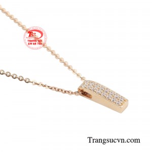 Chiếc dây chuyền mang sắc vàng hồng rực rỡ sẽ là điểm nhấn mà nàng không thể bỏ qua. 