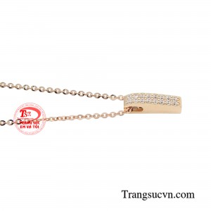 Giống như dải lụa mềm mại ôm trọn phần xương quai xanh một cách khéo léo. 