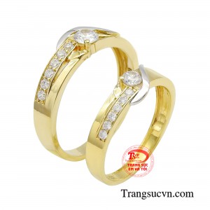 Cô dâu chú rể muốn sở hữu cặp nhẫn cưới đẹp, sang trọng và tinh tế thì không nên bỏ lỡ mẫu nhẫn cưới 2 nửa trái tim độc đáo này.