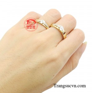 Cặp nhẫn cưới được xem là vật bảo vệ cho hạnh phúc gia đình, bằng chứng cho cuộc hôn nhân trọn vẹn.