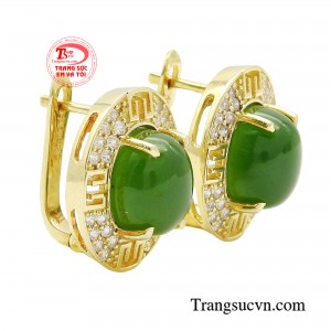 Dưới ánh đèn lấp lánh của buổi tiệc đêm, ánh sắc của những viên đá sẽ đạt đến độ hoàn mỹ, khiến mỗi bước chuyển động của bạn đều lung linh, rạng rỡ và thu hút mọi ánh nhìn. 