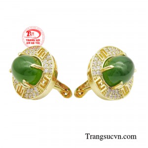 Thiết kế khéo léo sử dụng chất liệu vàng điểm xuyết đá cz một cách hài hòa giúp tôn lên nét xanh rạng ngời đặc trưng của cẩm thạch. 