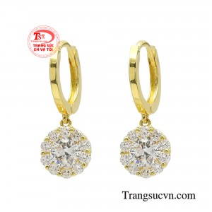 Hoa tai kiêu sa thời thượng mang đến sự tươi mới và sắc sảo cho gương mặt giúp cho các cô gái trở nên mới lạ và hấp dẫn tự tin toả sáng. 