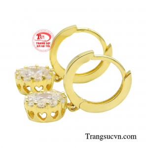 Đôi hoa tai là món phụ kiện nhỏ nhắn nhưng đủ để tô điểm thêm đường nét duyên dáng, giúp chị em thăng hạng nhan sắc. 