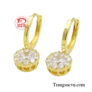 Mẫu khuyên tai đính đá Cz lấp lánh, sang trọng và cực kỳ nữ tính giúp các quý cô không phải bối rối trước vô vàn sự lựa chọn mỗi ngày. 