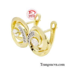 Đôi hoa tai được chế tác từ vàng 10K với tạo nên sự sang trọng và đẳng cấp.