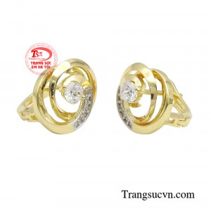 Đôi hoa tai không chỉ mang vẻ đẹp đẳng cấp và tinh tế, mà còn tạo nên phong cách thời thượng riêng biệt, nâng tầm thần thái cho các quý cô.