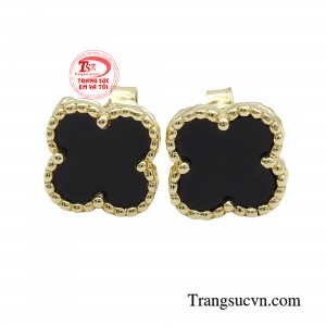 Hoa tai thời thượng phóng khoáng với thiết kế hình cỏ 4 lá xinh xắn, kết hợp cùng chất liệu vàng 18k sang trọng