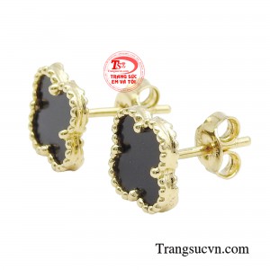 Không những vậy sản phẩm còn được chế tác tinh xảo, giúp đôi hoa tai trở thành một điểm nhấn độc đáo trong bản phối của riêng nàng.
