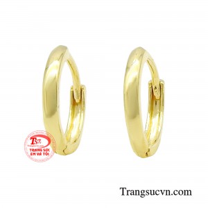 Hoa tai vàng nhỏ có thiết kế đơn giản, nhẹ nhàng với kiểu bông tai xỏ khuyên thích hợp đeo hàng ngày nhưng vẫn đậm chất thời thượng. 