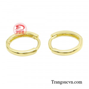 Để tạo điểm nhấn và sự phá cách, các quý cô nên sở hữu cho mình một đôi bông tai nhỏ xinh góp phần bừng sáng trên gương mặt.