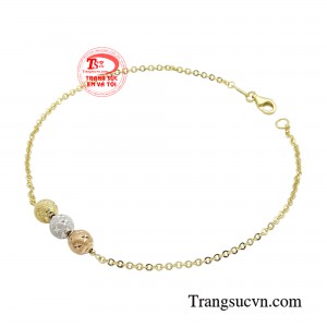 Một chiếc lắc chân được thiết kế độc đáo chắc chắn sẽ giúp các nàng vô cùng nổi bật và thu hút ánh nhìn xung quanh. 