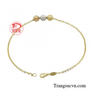 Đối với bạn trai, lắc chân còn có thể làm món quà thể hiện sự trân trọng, nâng niu đối với người con gái của mình.