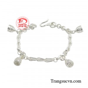 Lắc chuông bạc cho bé yêu là món phụ kiện nhỏ xinh mang đến sức khỏe, mong muốn những điều may mắn cho bé yêu của các bậc cha mẹ. 