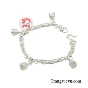 Sử dụng lắc bạc chuông cho bé vừa có tính thẩm mỹ, vừa tạo âm thanh vui tai. 