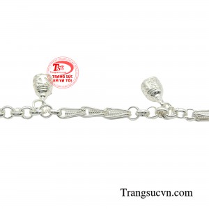 Lắc đeo tay có gắn chuông nên có thiết kế nhẹ nhàng, không gây mỏi tay cho bé.