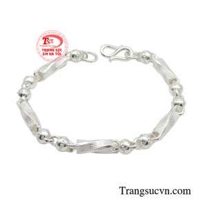 Lắc tay bạc đẳng cấp thành công không đơn thuần là món trang sức bình thường mà nó còn chứa đựng giá trị thẩm mỹ bên cạnh yếu tố về chất lượng.