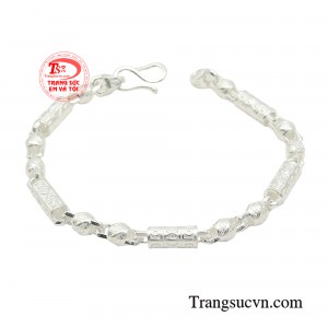 Lắc tay bạc phóng khoáng đẳng cấp mang hơi hướng của sự hiện đại, là món phụ kiện không thể thiếu đối với mỗi chàng trai.