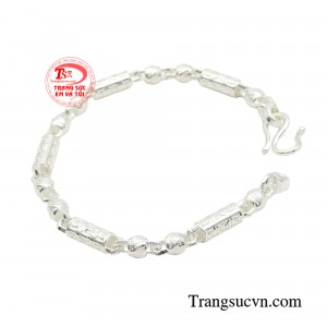 Chiếc lắc là món trang sức với kiểu dáng, thiết kế, màu sắc tinh tế và là đại diện cho mỗi phong cách khác nhau