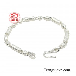 Các chàng tự tin xuống phố, hội họp bạn bè hay dự một buổi tiệc tùng nào đó.
