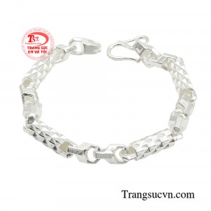 Lắc tay bạc phóng khoáng lịch lãm có lẽ là thiết kế lắc tay đã quá thân thuộc với những chàng trai theo đuổi phong cách tự do phóng khoáng và linh hoạt.