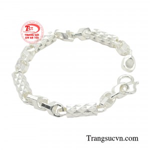 Điều tạo nên ấn tượng cho thiết kế này không chỉ ở bản to được chế tác tinh xảo từ chất liệu bạc 925