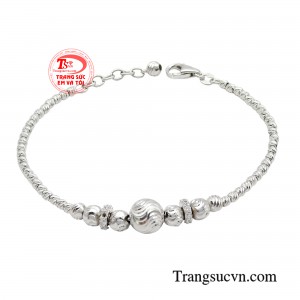 Lắc tay bi trắng thời thượng nổi bật với những charm vàng 18k tinh xảo bền vững theo thời gian.