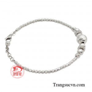 Sở hữu thiết kế độc đáo kết hợp giữa vàng trắng Italy 18K cùng các chi tiết hạt bi charm nhiều kích cỡ, tạo nên vẻ đẹp hiện đại và phóng khoáng. 