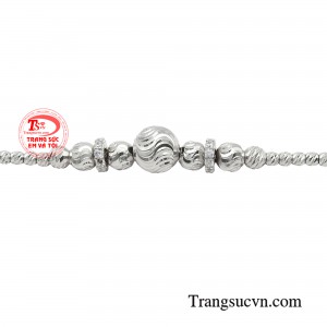 Vẻ đẹp đồng điệu được thể hiện qua chiếc lắc tay giúp nàng tôn vinh vẻ đẹp nữ tính.