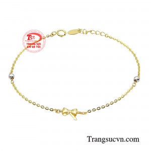 Lắc tay kiều diễm kiêu sa với thiết kế thanh mảnh là món đồ tinh tế được ưa chuộng và rất phù hợp với dáng tay của các cô gái phương Đông.
