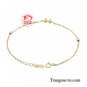 Dù không sở hữu viên đá lấp lánh nào nhưng điểm nhấn họa tiết nơ nhỏ xinh vẫn ánh lên sự lung linh cuốn hút khó cưỡng.