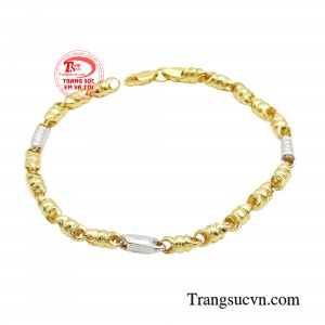 Lắc tay nam tinh tế là phụ kiện tạo điểm nhấn cho tổng thể trang phục cho nam giới. 