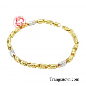 Với chiếc lắc tay có thiết kế đơn giản làm nổi bật nên sự lịch lãm, đẳng cấp thời thượng cho vẻ ngoài của bạn. 