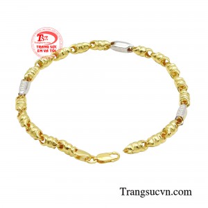 Chiếc lắc tay chắc chắn sẽ giúp người đeo tự tin hơn, tạo ấn tượng thu hút ánh nhìn của phái nữ.